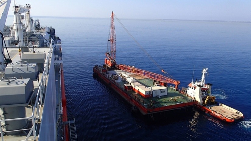 Marteam - Approaching the LNG/C vessel for the lifting and transfer of Vaporisers on board